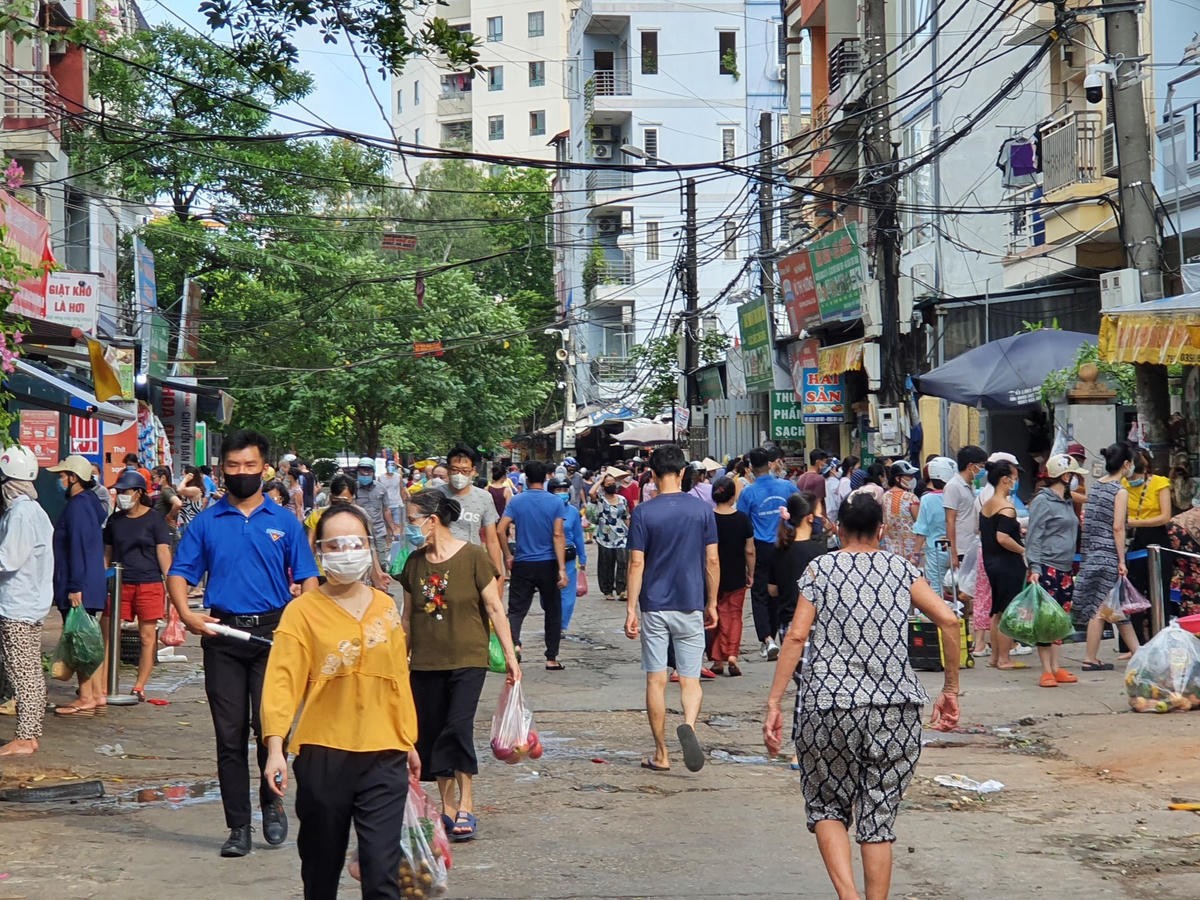 Chợ Hà Nội ngày Rằm tháng 7: Nơi đông đúc, chỗ đìu hiu