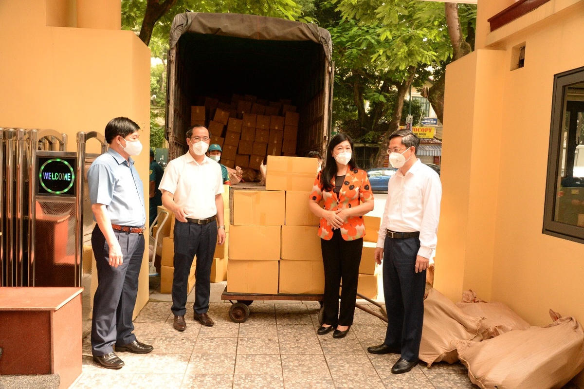 Ủy ban MTTQ thành phố Hà Nội tiếp nhận ủng hộ từ tỉnh Lạng Sơn.