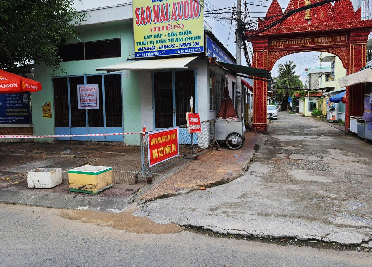 Các con hẻm dân sinh cũng không có một bóng người.