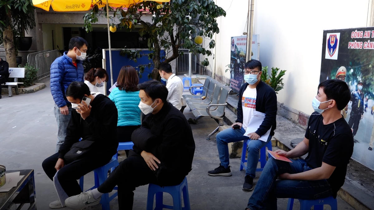 Nghị định nêu rõ, mức thu lệ phí trước bạ dành cho các loại ô tô sản xuất và lắp ráp trong nước sẽ bằng 50% so với trước đây, áp dụng từ ngày 1/12/2021 đến hết ngày 31/5/2022. Sau thời gian này, mức thu lệ phí trước bạ tiếp tục trở về mức trước đây, tương đương từ 10% - 12% giá ô tô tùy theo địa phương.