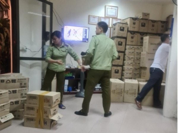 Một vụ bắt giữ hàng có dấu hiệu nghi vấn. (Nguồn: hanoi.dms.gov.vn).