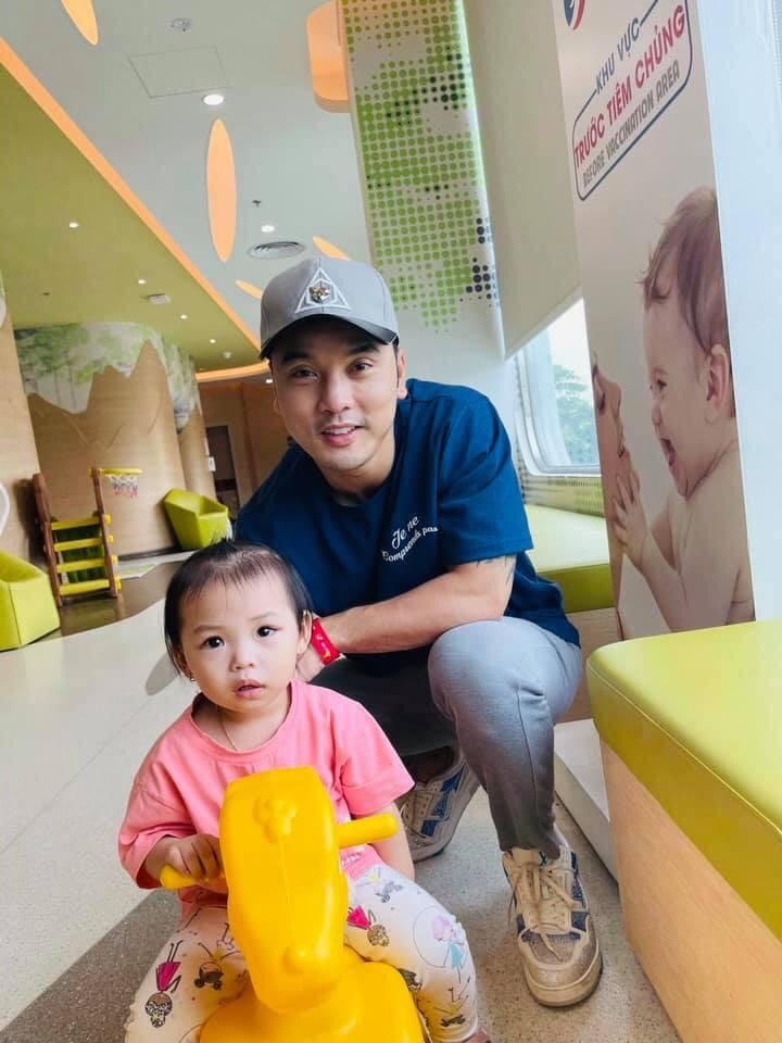 Ưng Hoàng Phúc với tâm trạng của một ông bố đưa con đi tiêm phòng: “Dẫu biết tiêm ngừa là cực kì tốt và quan trọng, nhưng khi nhìn con với mũi kim ấn sâu vào da thịt thì Ba hơi nhói lòng kèm theo tí lạnh người vì ba cũng hơi sợ sợ “Kim””.