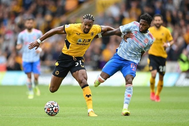 Adama Traore liên tục làm khổ hàng thủ MU.