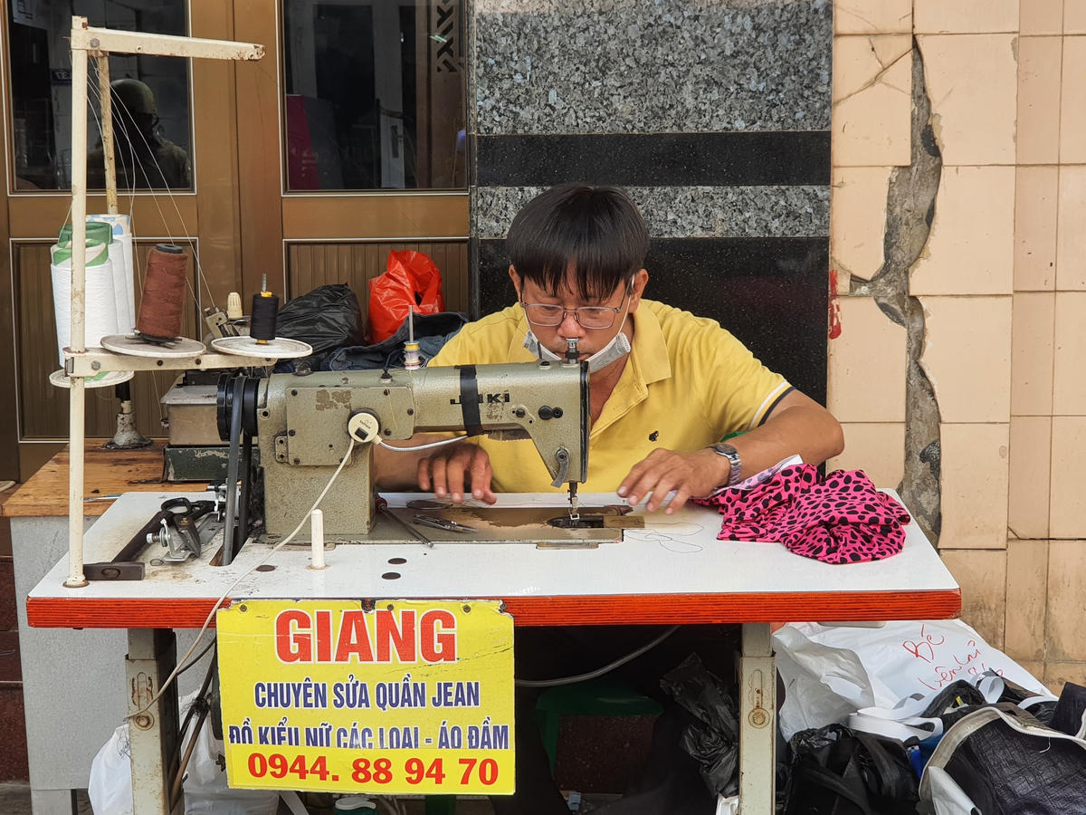 Anh Giang đang cần mẫn may đồ kịp giao cho khách.