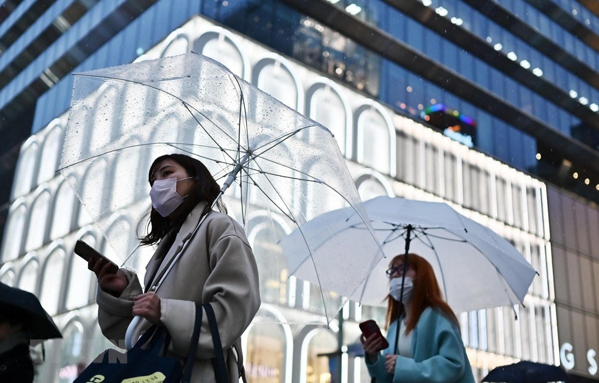 Người dân Tokyo đeo khẩu trang để phòng tránh lây nhiễm Covid-19. Ảnh: AFP.