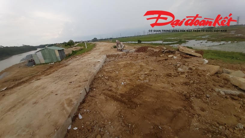 Qua ghi nhận của phóng viên, hiện nhiều đoạn đang được múc lên làm lại.