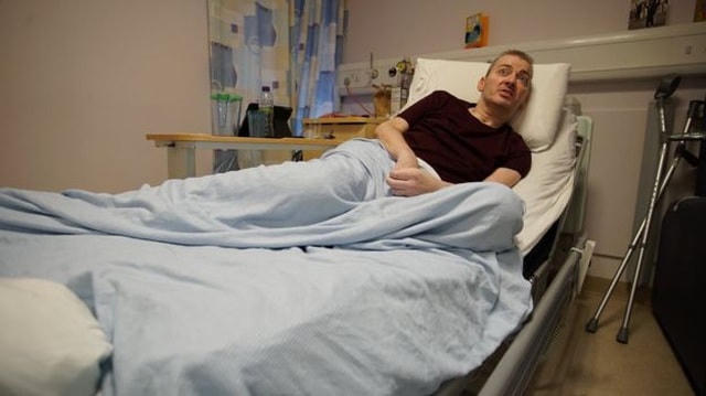 Phi công Anh nằm trên giường bệnh bệnh viện Wishaw, Scotland. (Ảnh: BBC).  