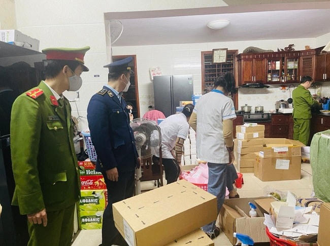 Nhiều nhà thuốc trên địa bàn TP Vinh bán bộ kit xét nghiệm nhanh và chai nước rửa tay các loại không rõ nguồn gốc xuất xứ.