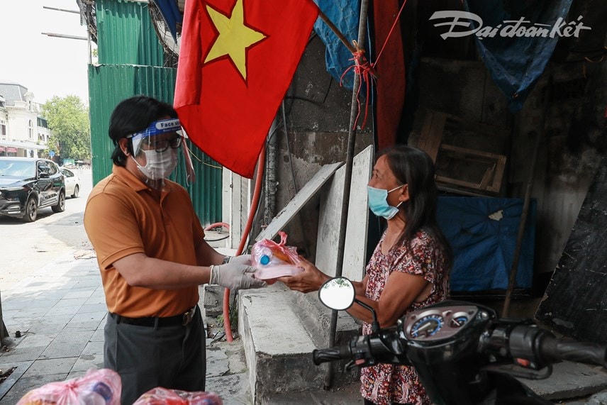 Quyền Tổng Biên tập Báo Đại Đoàn Kết Lê Anh Đạt đến Ga Hà Nội để trao cơm cho người lao động ở khu xóm trọ. Nhiều người có hoàn cảnh khó khăn đã bày tỏ sự xúc động khi được quan tâm. Ảnh: Quang Vinh.   