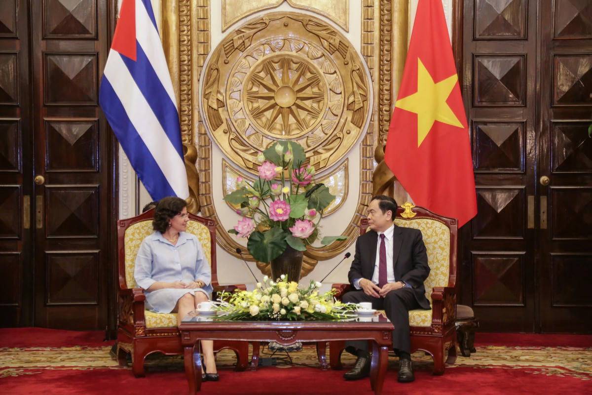 Chủ tịch Trần Thanh Mẫn trò chuyện với Đại sứ Cuba Lianys Torres Rivera.