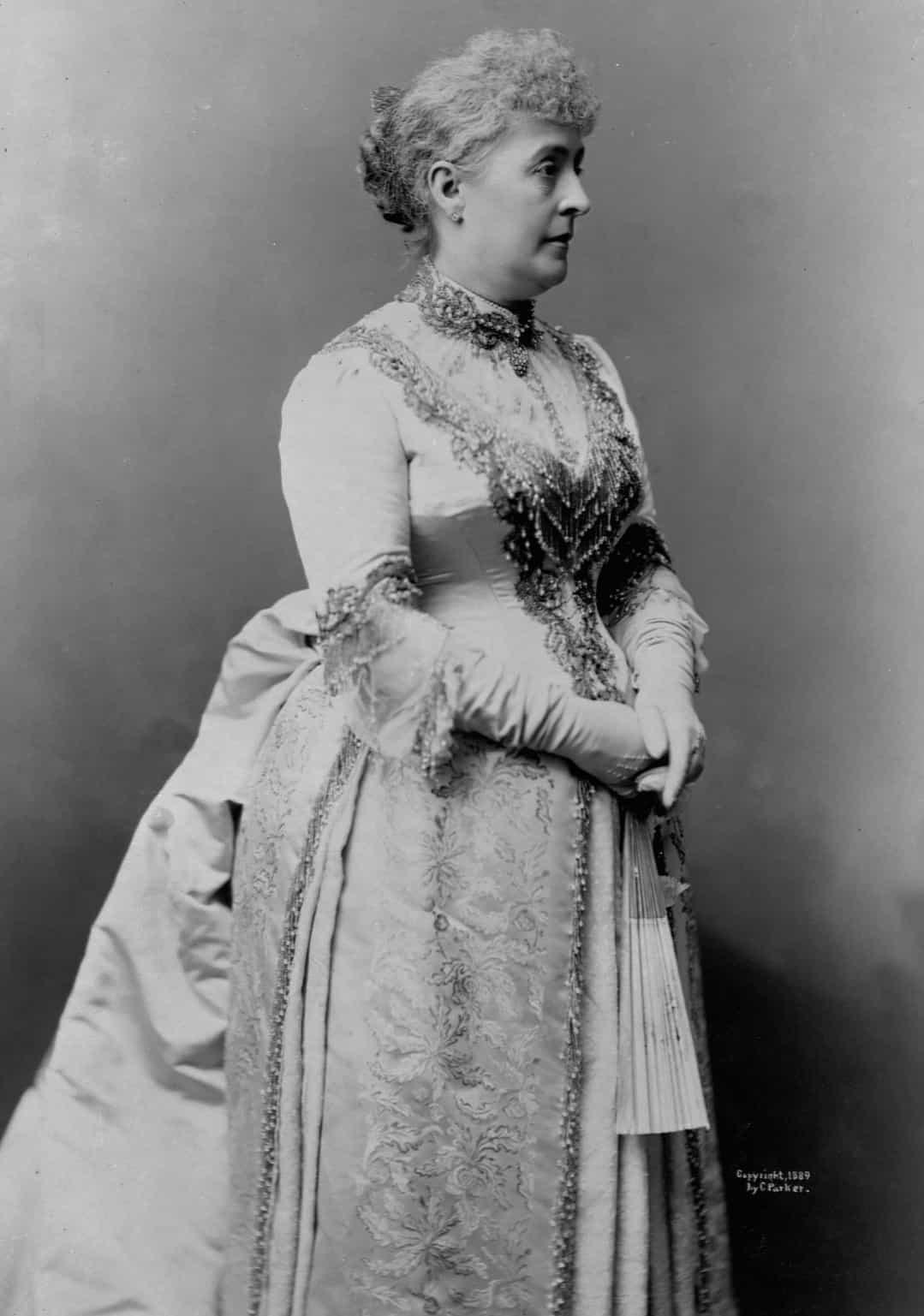 Caroline Lavinia Scott Harrison - Phu nhân của Tổng thống Benjamin Harrison đã mặc chiếc váy do Ghormley, Robes et Manteaux thiết kế cho lễ nhậm chức năm 1889.  
