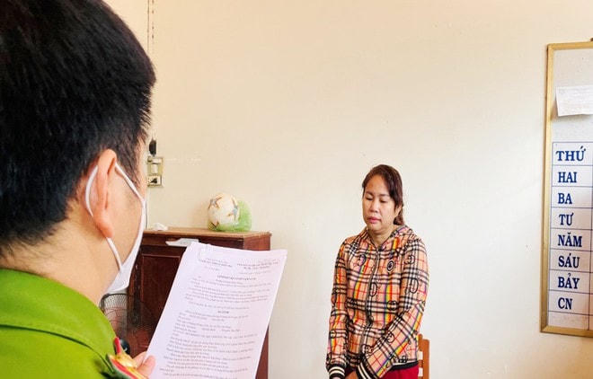 Bị can Trần Thị Vàng (bên phải) bị khởi tố về tội "Buôn lậu".