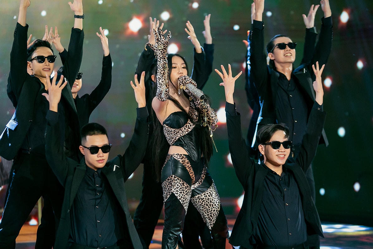 Với nội lực của giọng hát, Orange đã mang đến một phần trình diễn lôi cuốn.