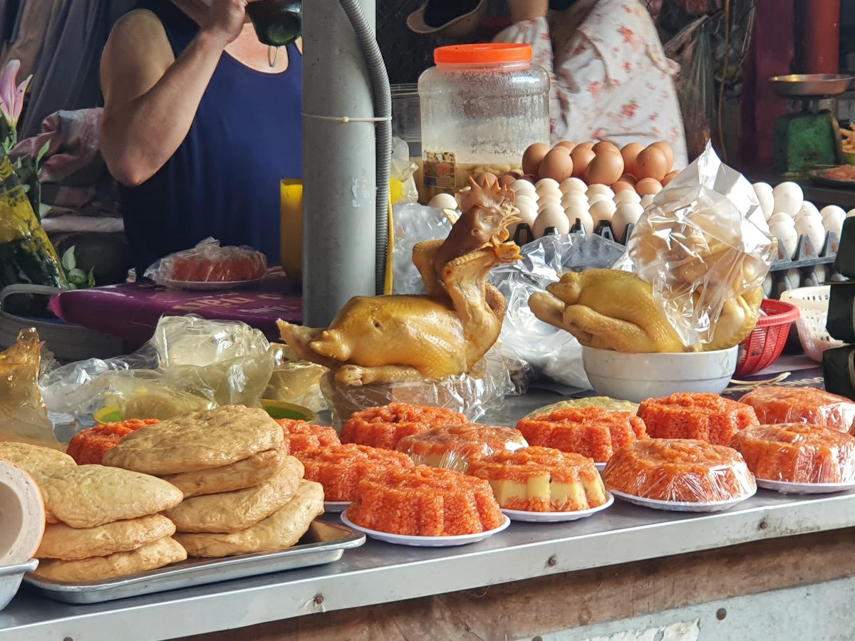 Rất nhiều đồ cúng như xôi, gà, bánh chưng...được bày bán phục vụ nhu cầu cúng rằm của người dân.