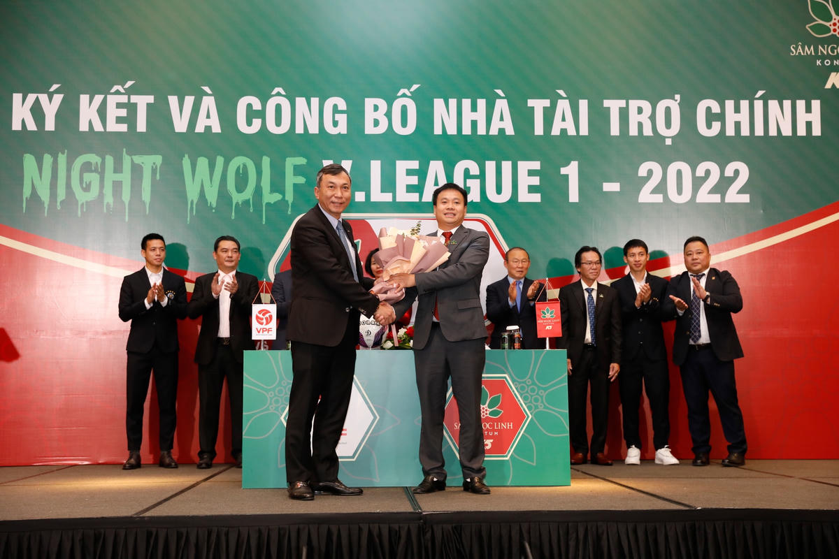 Quyền chủ tịch VFF chúc mừng nhà tài trợ chính cho V.League.