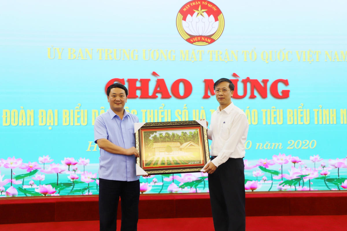Đoàn đại biểu dân tộc thiểu số và tôn giáo tiêu biểu tỉnh Nghệ An tặng quà UBTƯ MTTQ Việt Nam.