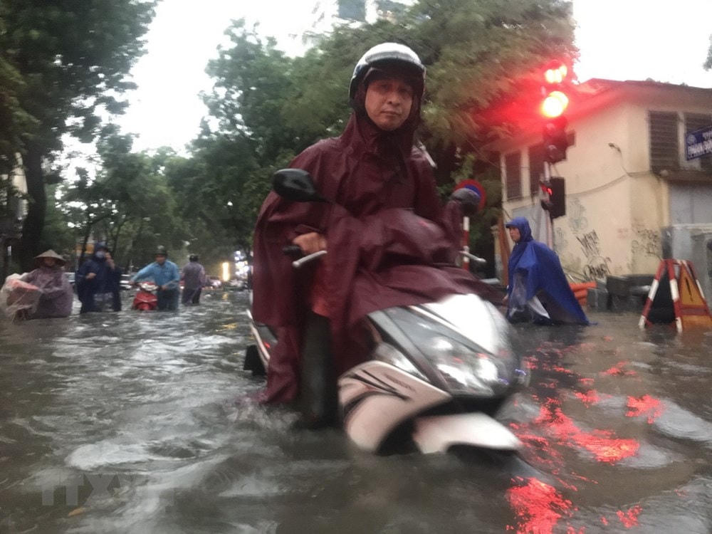 Tại khu vực ngà tư Phan Bội Châu - Lý Thường Kiệt mưa lớn gây gập úng cục bộ. (Ảnh: Minh Quyết/TTXVN).