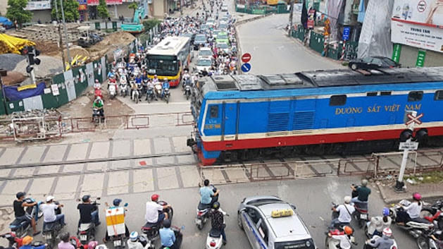 Mỗi khi tàu lửa chạy qua.