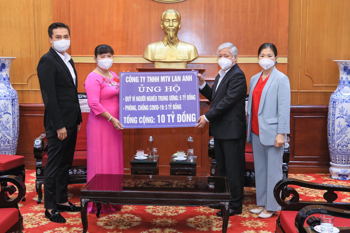 Ông Đỗ Văn Chiến, Bí thư Trung ương Đảng, Chủ tịch UBTƯ MTTQ Việt Nam tiếp nhận ủng hộ từ bà Nguyễn Nam Phương. Ảnh Quang Vinh.
