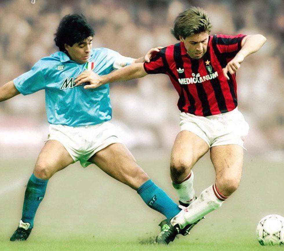 Maradona (trái, Napoli) chạm trán với Carlo Ancelotti (AC Milan) thời cả hai còn thi đấu.