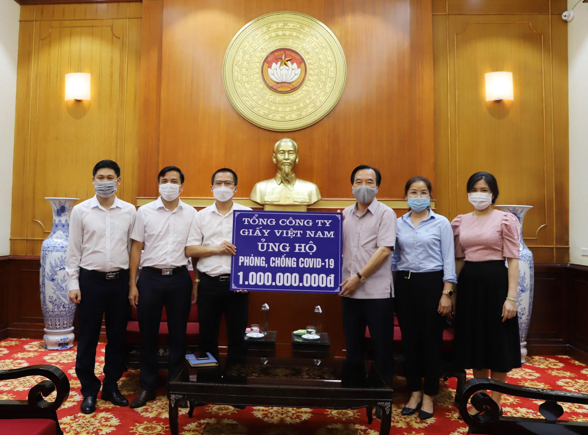 Phó Chủ tịch Ngô Sách Thực tiếp nhận ủng hộ từ Tổng Công ty Giấy Việt Nam.