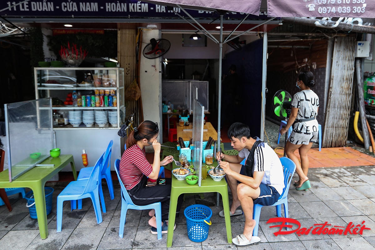 Một trong những quán ăn nhanh trên phố Lê Duẩn đã lắp đặt hệ thống kính chắn.