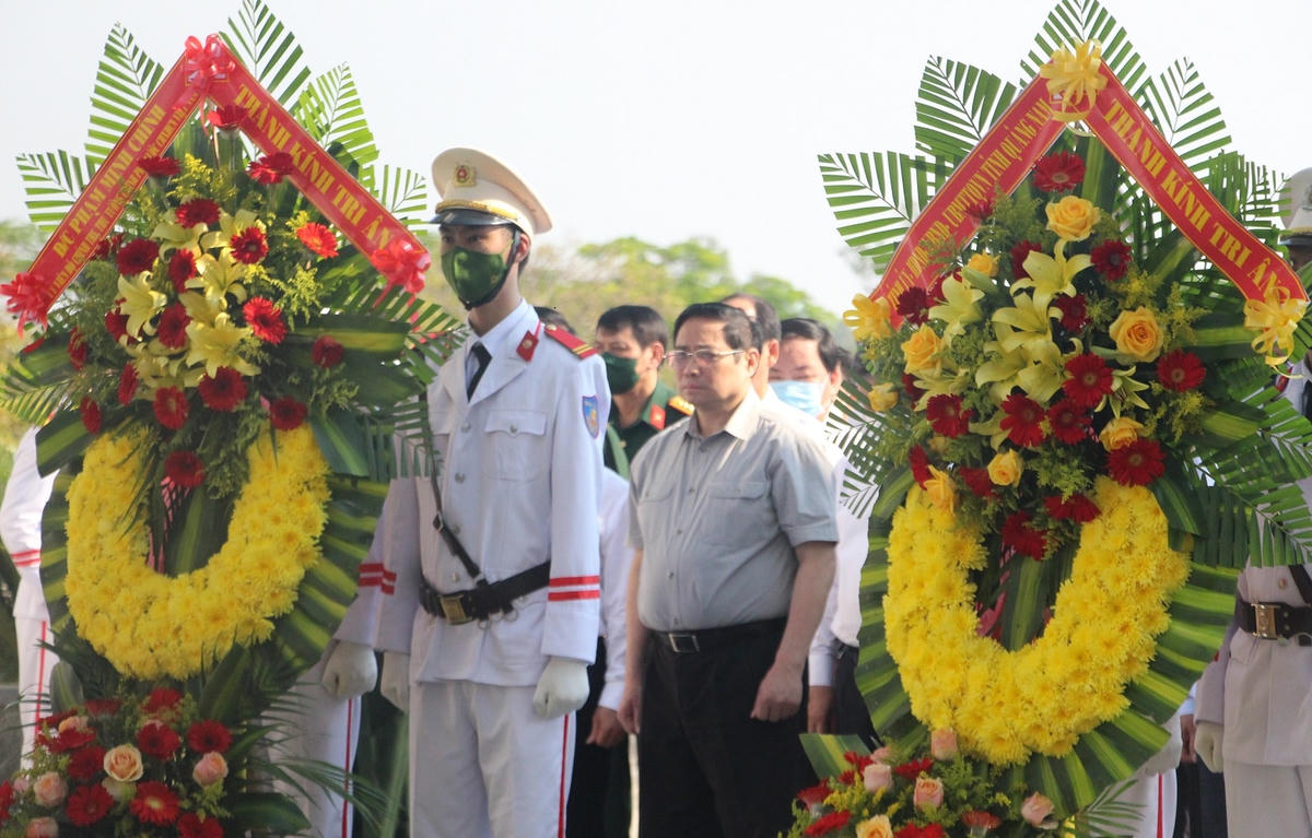 Thủ tướng Chính phủ Phạm Minh Chính dâng hoa tại Nghĩa trang Liệt sĩ tỉnh Quảng Nam.