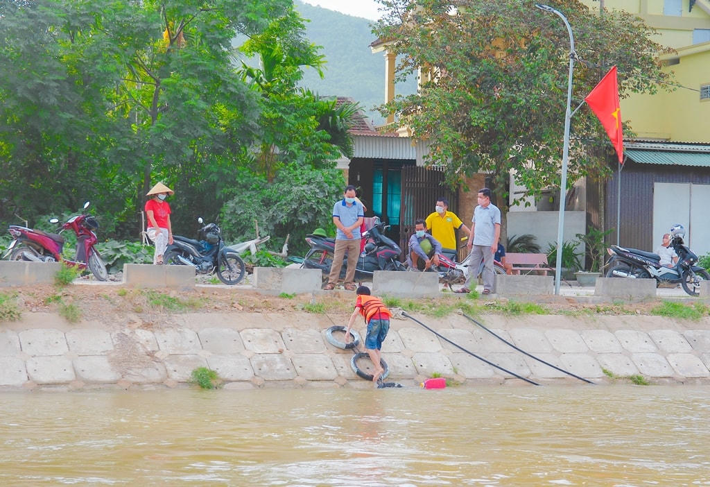 Mô hình thang cứu đuối nước đang được tuổi trẻ huyện Yên Thành nhân rộng.
