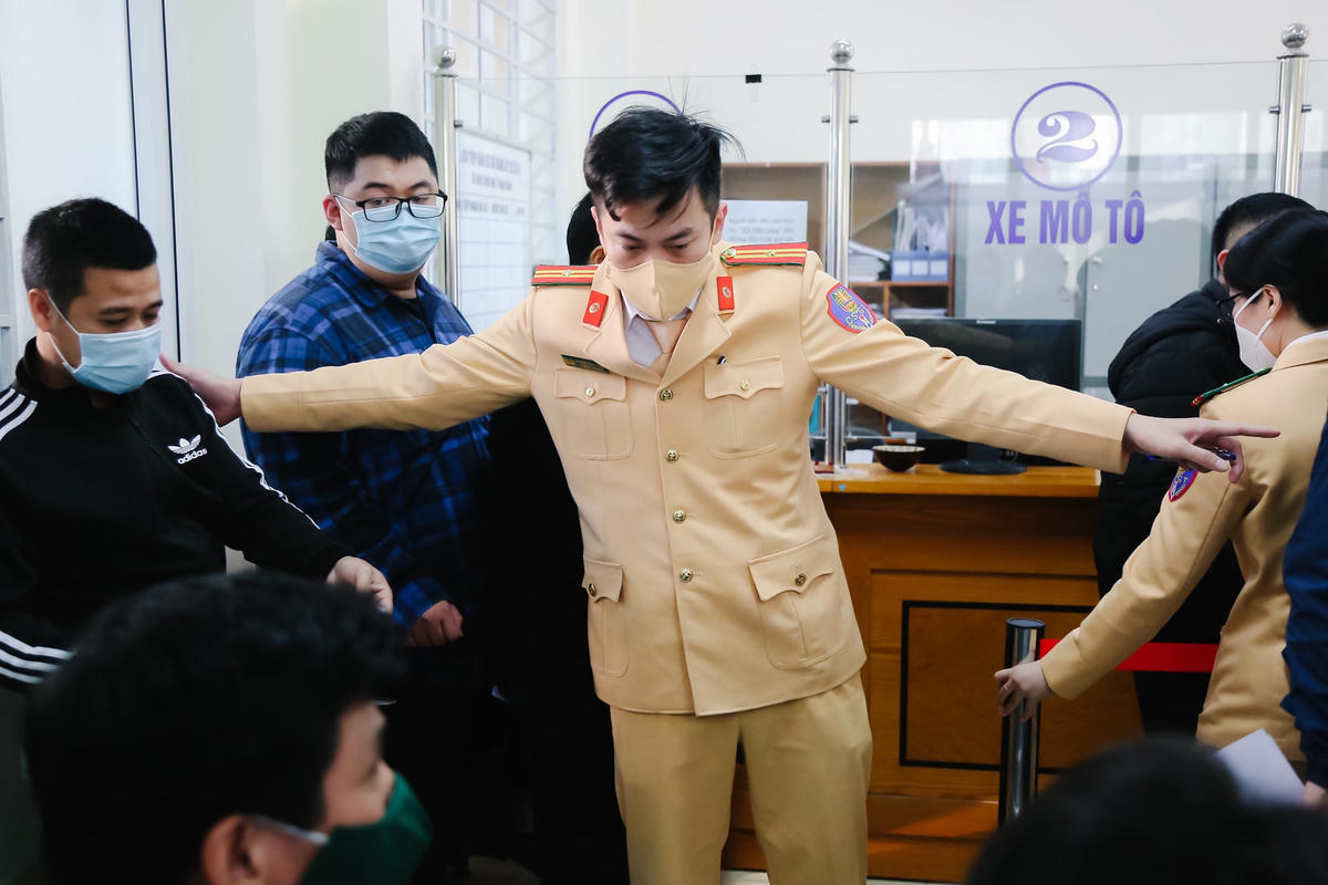 Lực lượng chức năng liên tục phải nhắc nhở người dân đứng giãn cách do tình hình Covid- 19 vẫn đang diễn biến phức tạp.