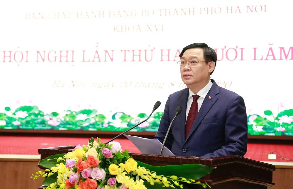 Bí thư Thành ủy Hà Nội Vương Đình Huệ phát biểu tại hội nghị