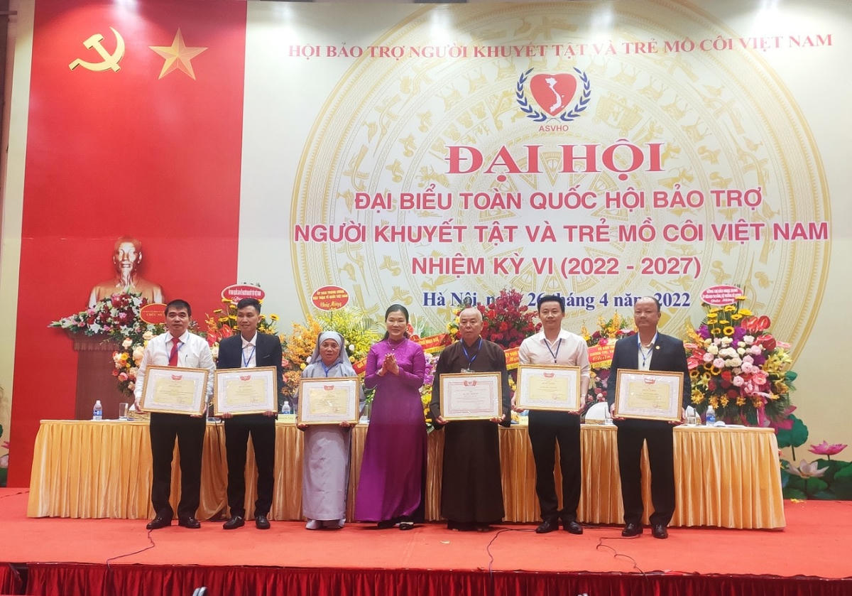 Phó Chủ tịch UBTƯ MTTQ Việt Nam Trương Thị Ngọc Ánh trao Bằng khen cho các tập thể và cá nhân có thành tích xuất sắc trong công tác bảo trợ người khuyết tật và trẻ mồ côi giai đoạn 2016 - 2020.