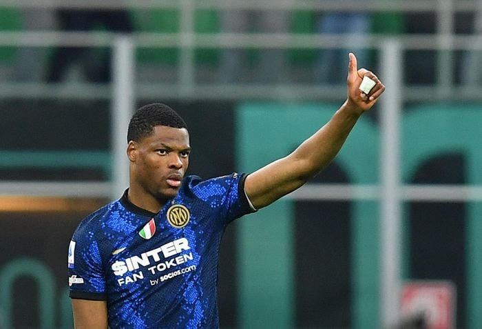 Nhận bàn thua bất ngờ, Inter đẩy cao tốc độ và gỡ hòa chỉ sau 5 phút. Từ đường tạt bóng bên cánh trái của Ivan Perisic, Denzel Dumfries bật cao đánh đầu, gỡ hòa cho đội chủ nhà. Đây là bàn thứ 4 tại Serie A của Dumfries trong mùa giải này.