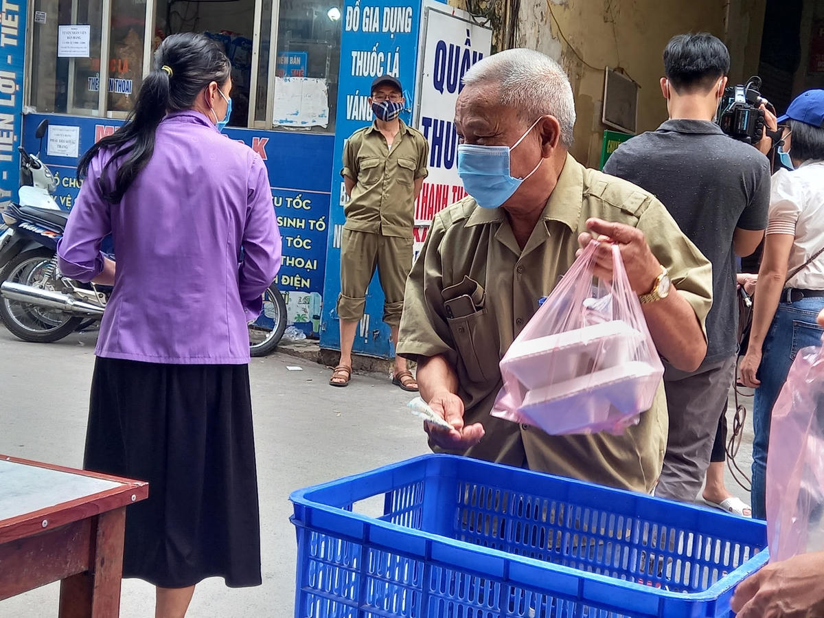 Niềm vui của những bệnh nhân khi nhận được sự sẻ chia, giúp đỡ trước những khó khăn của dịch Covid-19 gây ra.