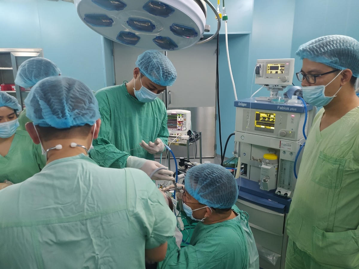 Các bác sĩ tiến hành phẫu thuật lấy dị vật cứu sống bệnh nhi .