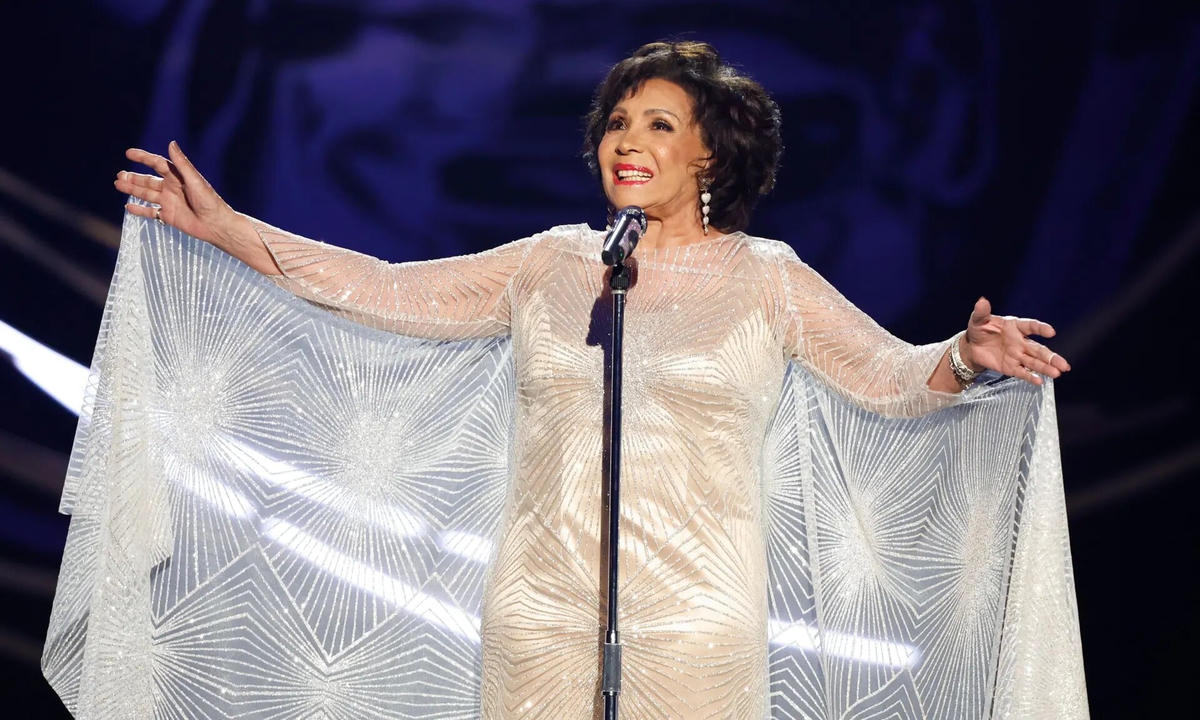 Danh ca huyền thoại Shirley Bassey khoe giọng trên sân khấu trao giải. Ảnh: Bafta.