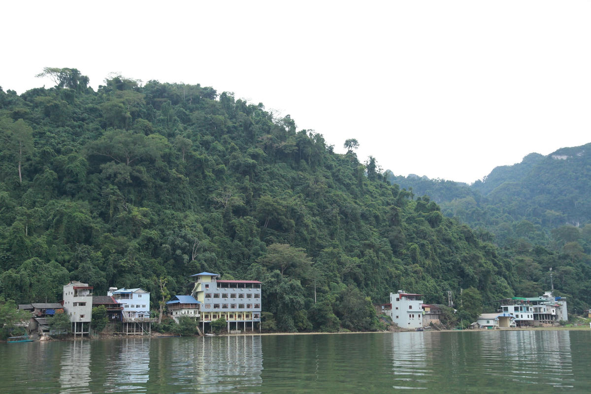 Nhà bê tông hóa bên hồ Ba Bể.  