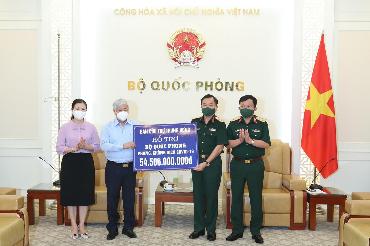 Bí thư Trung ương Đảng, Chủ tịch UBTƯ MTTQ Việt Nam Đỗ Văn Chiến trao số tiền 54,5 tỷ đồng hỗ trợ Bộ Quốc phòng trong công tác phòng, chống dịch Covid-19.