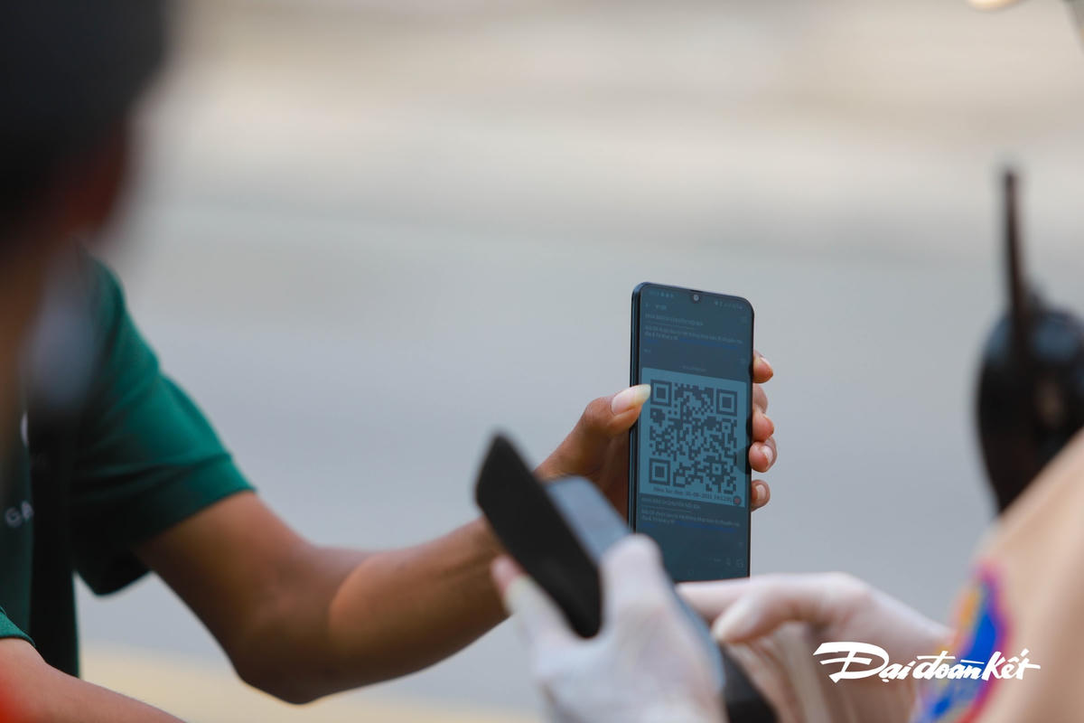 [ẢNH] TP HCM kiểm tra mã QR tại các chốt trở lại