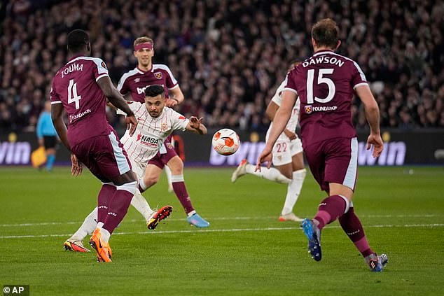Jesus Manuel Corona là người chơi năng nổ nhất bên phía Sevilla.