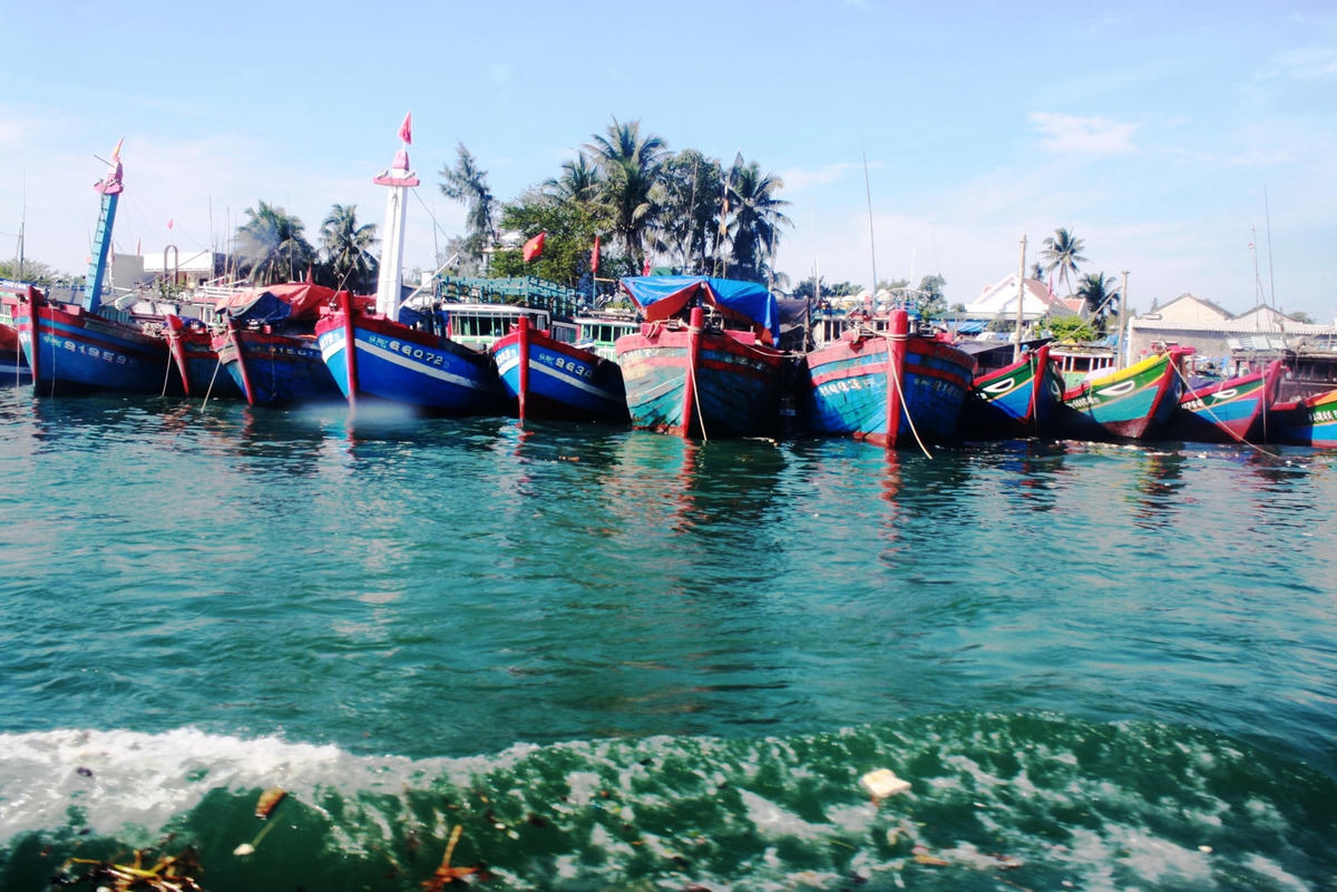 Quảng Ngãi tạm dừng cho tàu thuyền ra khơi do thời tiết xấu.