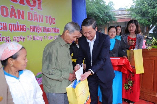 Ông Đỗ Minh Tuấn, Phó Bí thư Tỉnh ủy trao quà cho người dân thôn Quảng Thắng.