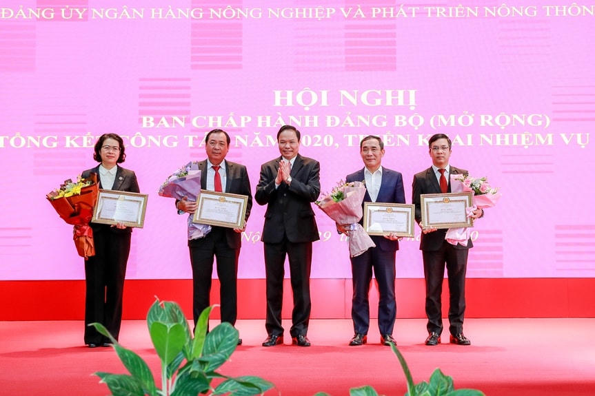 Đảng bộ Agribank được Đảng ủy khối DNTW trao tặng bằng khen về thành tích xuất sắc trong phòng chống dịch bệnh Covid-19.