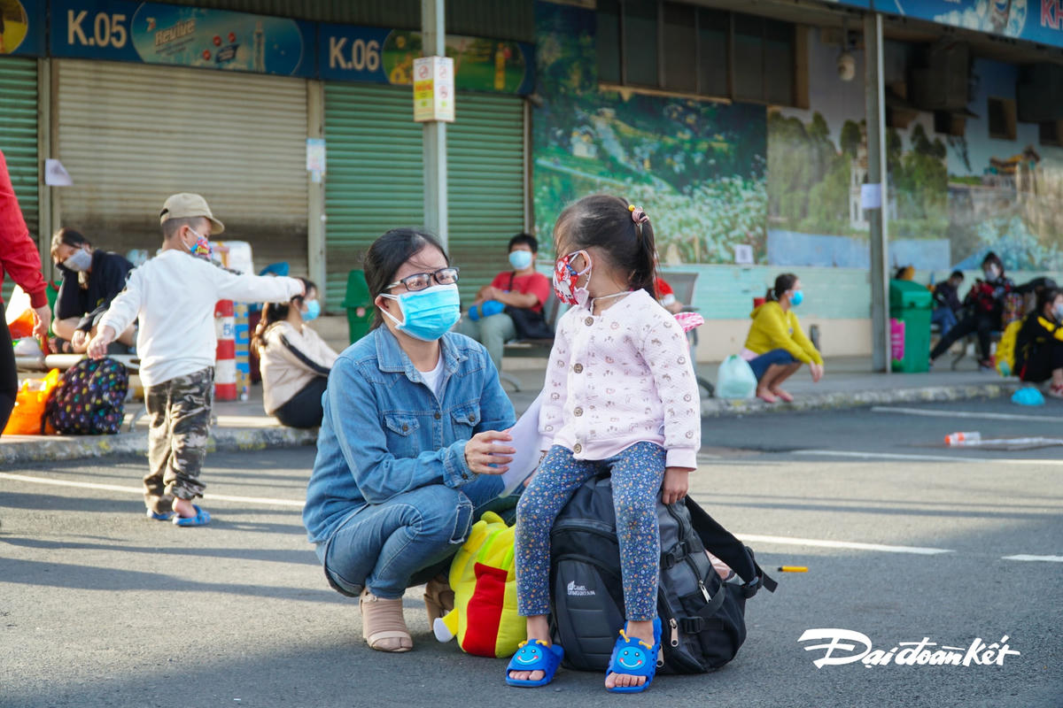 Mẹ và con gái cùn nhau về quê trách dịch.