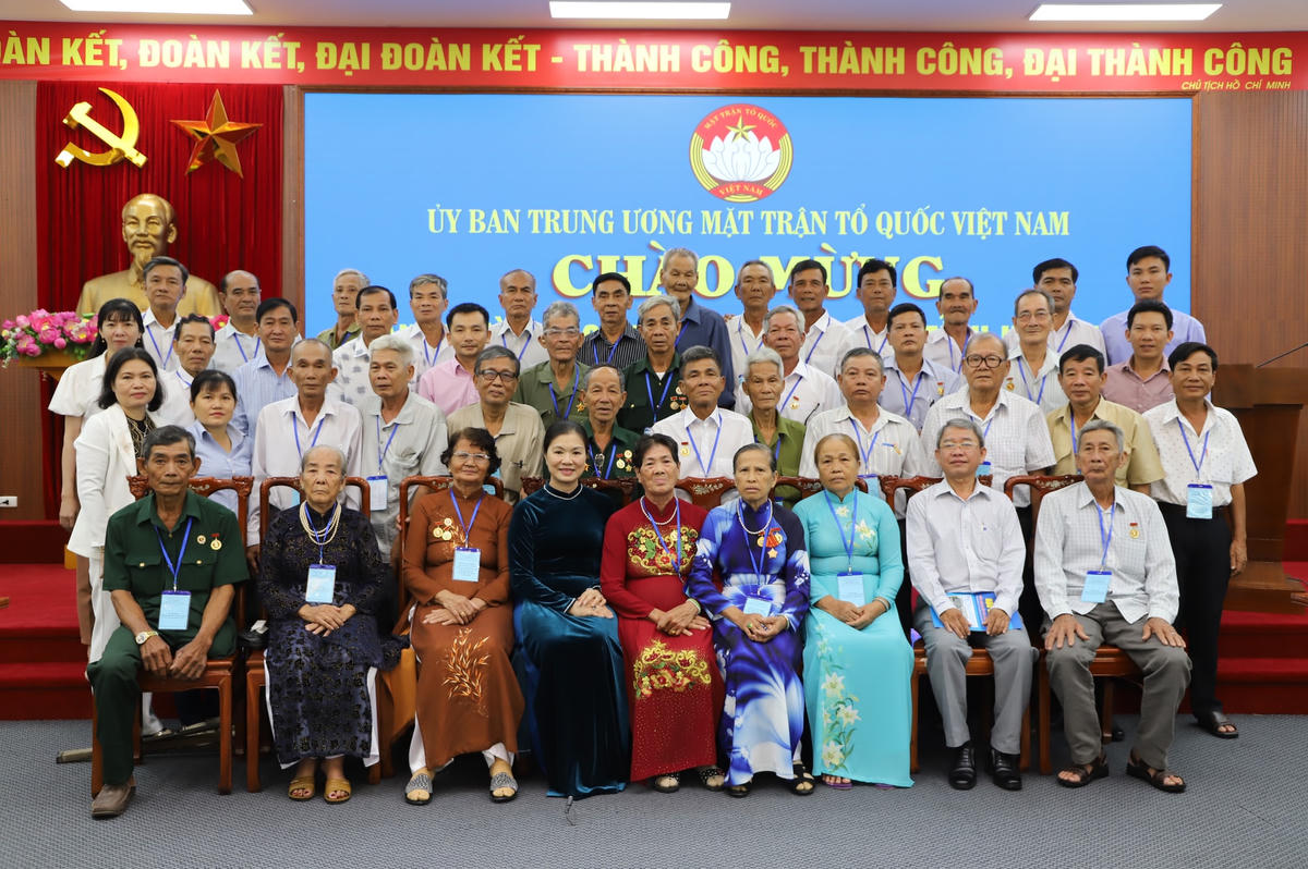 Phó Chủ tịch Trương Thị Ngọc Ánh chụp ảnh lưu niệm cùng đại biểu.