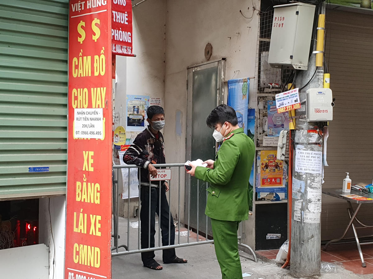 Lực lượng chức năng luôn có mặt túc trực, chỉ cho phép người dân ra ngoài trong những trường hợp đặc biệt. Trong hình là một người đàn ông cần đi lọc máu định kì tại bệnh viện.