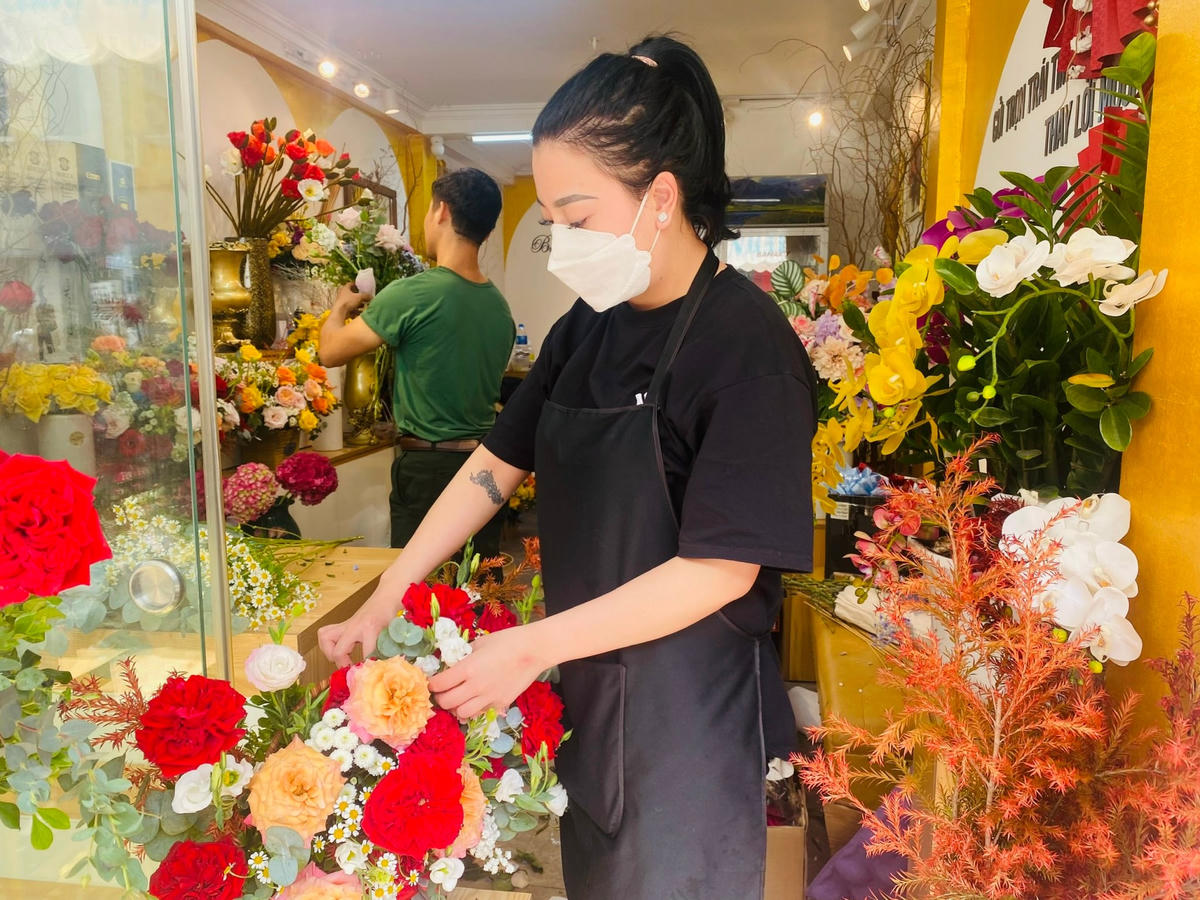 Theo các chủ cửa hàng hoa, thợ cắm hoa phải sáng tạo nhiều kiểu bó lạ mắt, độc đáo để đáp ứng nhu cầu người mua.