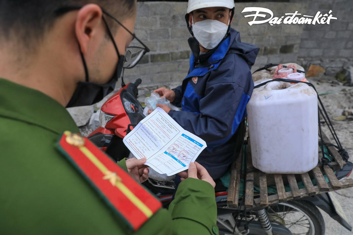 Người dân đều mang theo giấy chứng nhận tiêm khi đi chợ.