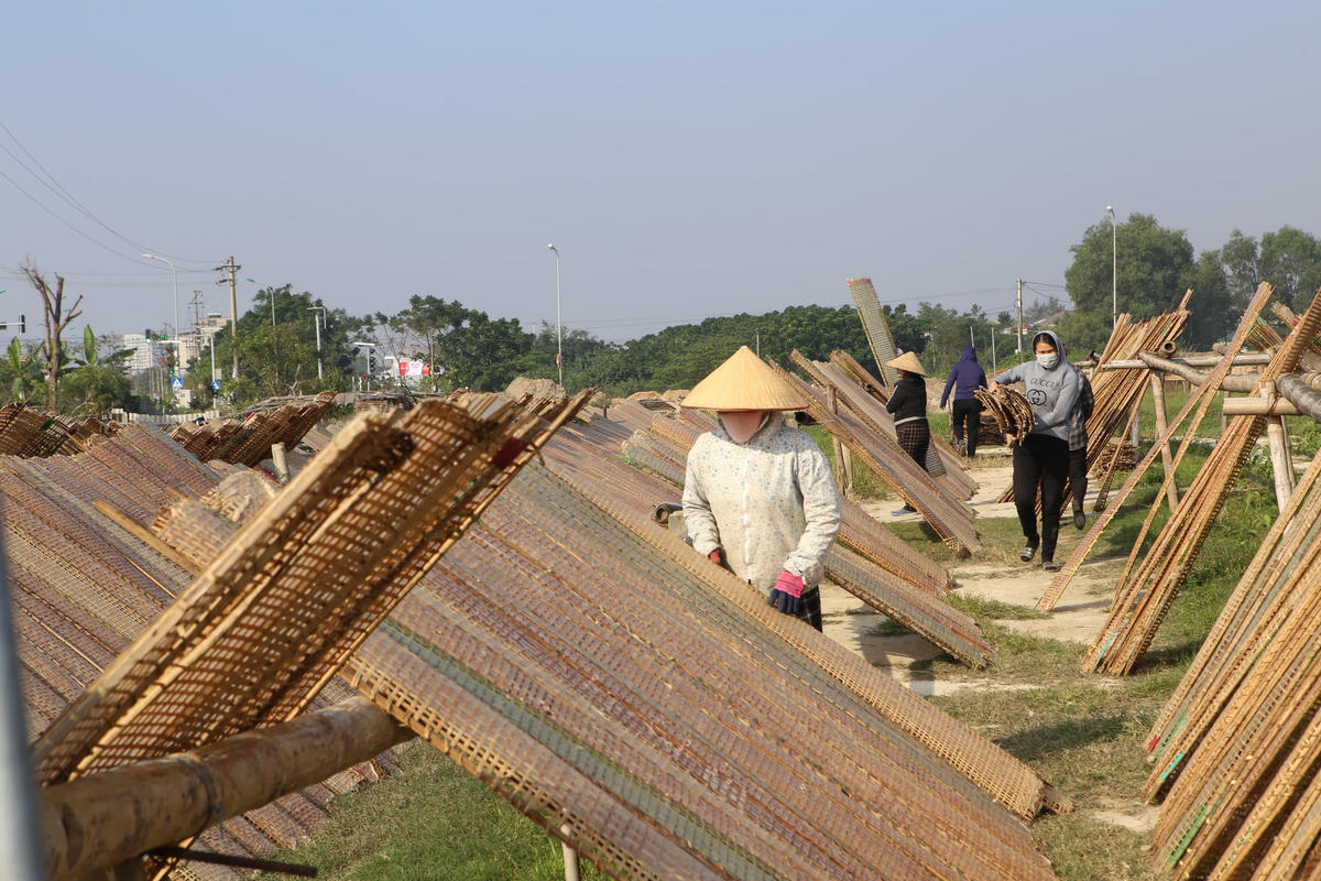 Người dân tranh thủ vỉa hè, nơi thông thoáng để phơi bánh đa nem.