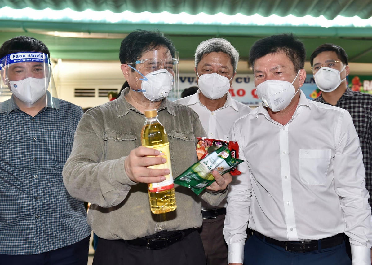 Thủ tướng thị sát, kiểm tra khu vực chợ đầu mối Đông Phú cung cấp hàng hóa thiết yếu cho người dân.