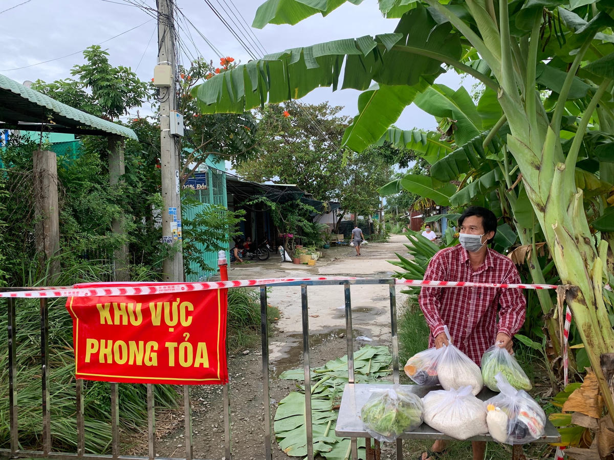 Người dân khu vực bị phong toả ở TP Bạc Liêu vui mừng nhận được hỗ trợ.